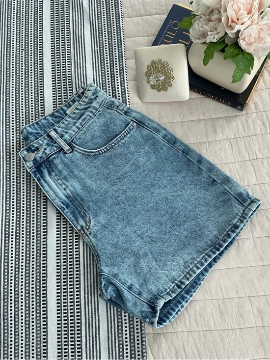 Used Classic High-Rise Denim Shorts in Light Blue - Picture 7 of 9